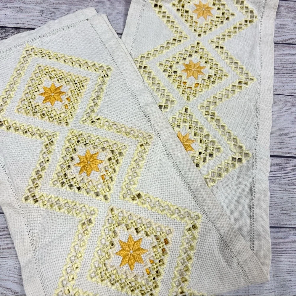 Vintage Handmade Floral Embroidered Table Runner Grandmacore Cottagecore
